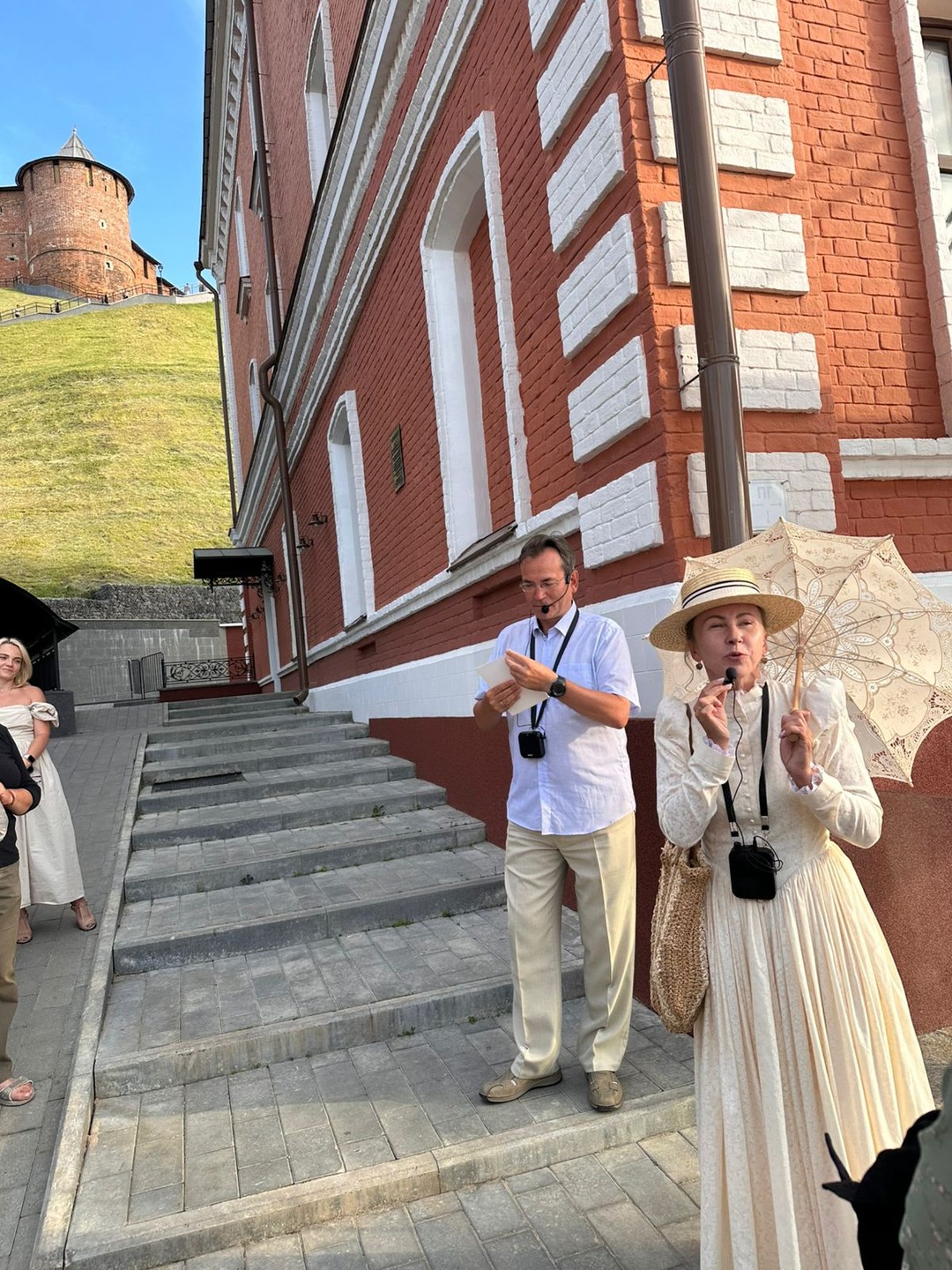 Потрясающий спектакль и экскурсия. Начали в красивейшем месте, около входа в фуникулер, Елена была в историческом