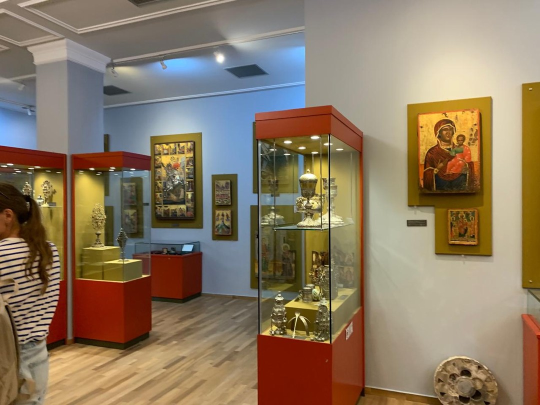 Нам понравилась экскурсия. Алекс реально очень компетентный грек, говорящий идеально по-русски, квалифицированный гид и крайне эрудированный