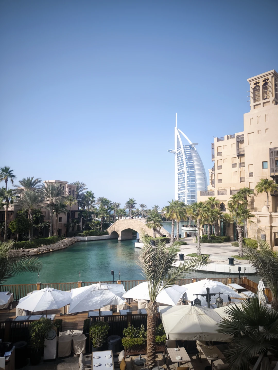 Экскурсия представляет собой ПРОЕЗД К ФОТОЛОКАЦИЯМ Дубая. По большому счету, если не брать дополнительные билеты на