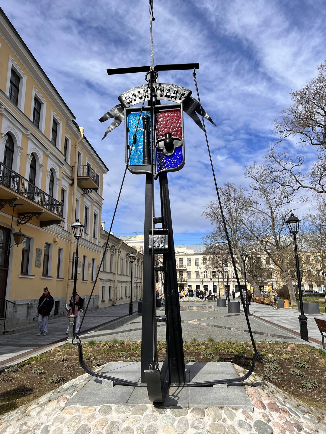 Кронштадт и Петергоф. Два мира. Разнообразие. Выехали и вернулись вовремя. Немного уставшие, но все довольные. Время