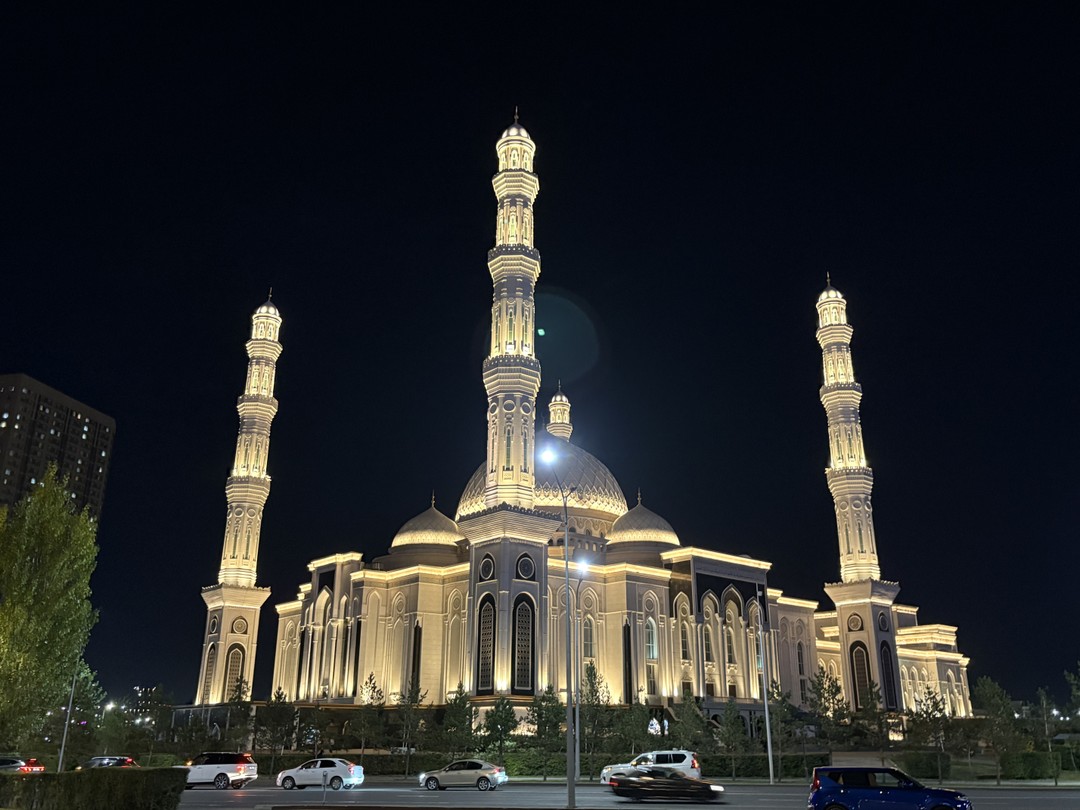 Смотрели с Жанар вечернюю Астану! С прекрасной подачей материала, еще больше влюбляешься в этот город! Рассказывает