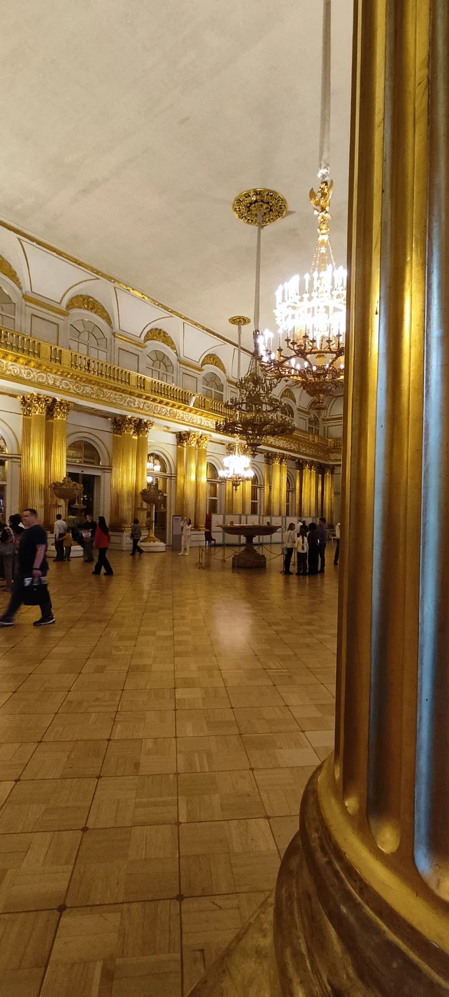 Экскурсия по Эрмитажу, посвящённая семье Романовых, оставила незабываемые впечатления. Это было настоящее погружение в историю нашей