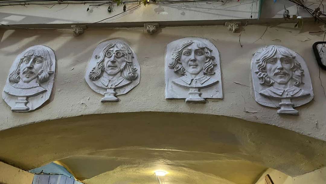 Отличная увлекательная история, погружение в развитие неформальной музыкальной сцены в ссср, много интересных фактов из 70х80х