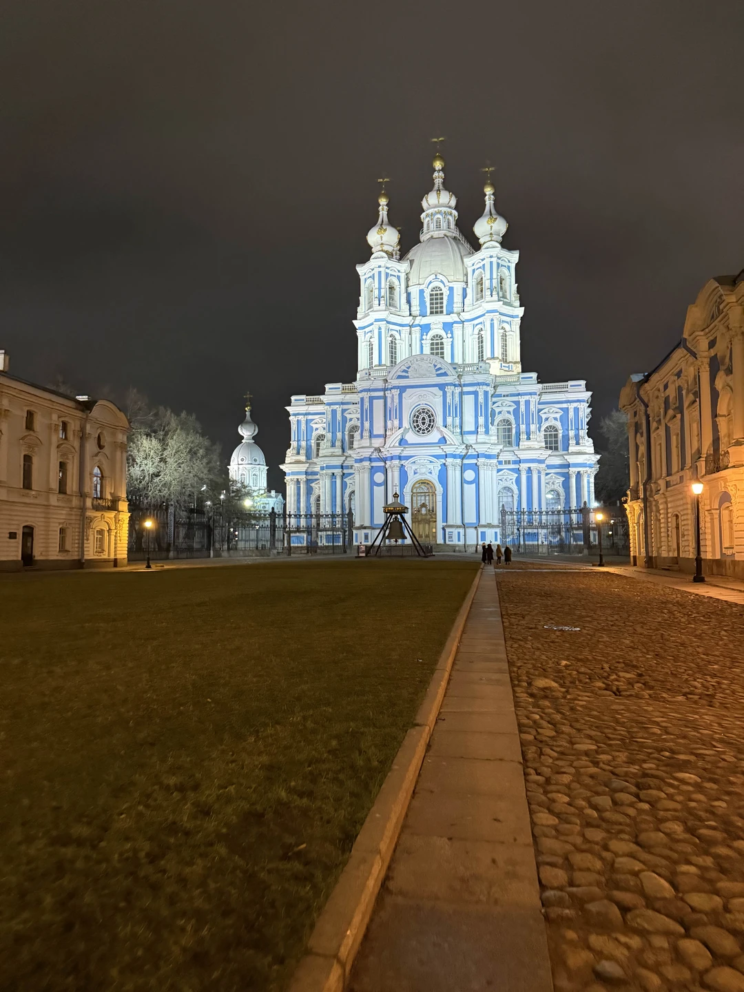 Спасибо за интересную экскурсию Алексею. Проехали на автомобиле по красивому городу, сделали несколько остановок, увидели, как