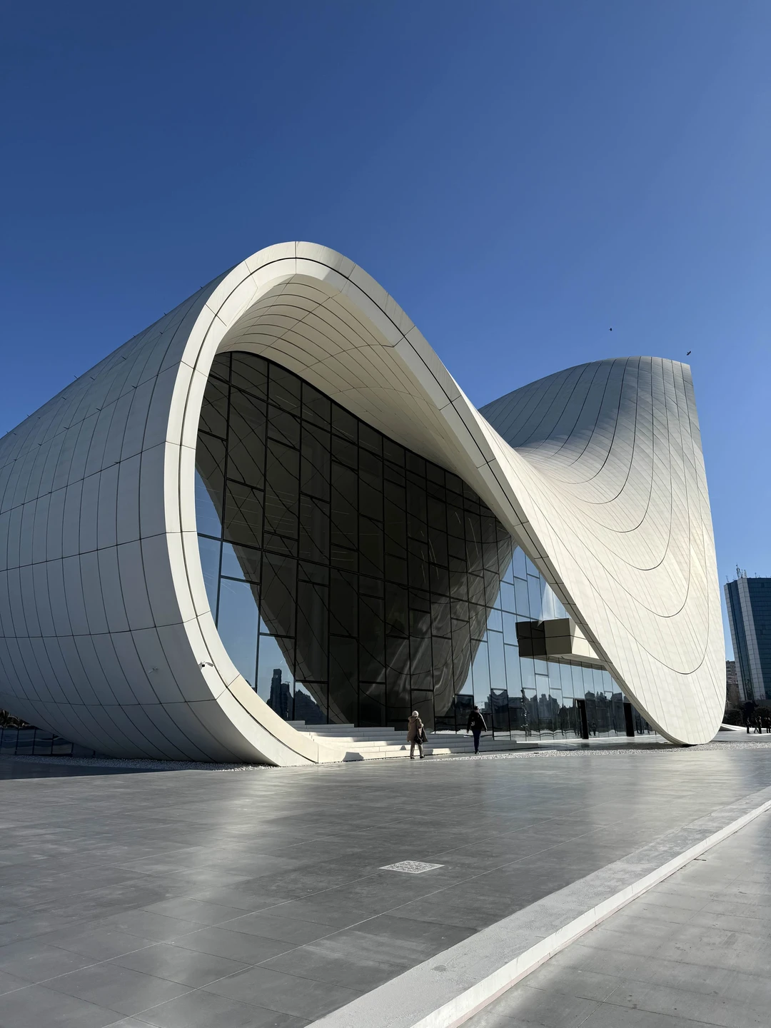 Маис, нас встретил возле наших апартаментов. Экскурсия была очень информативная, с учетом передвижения между объектами на