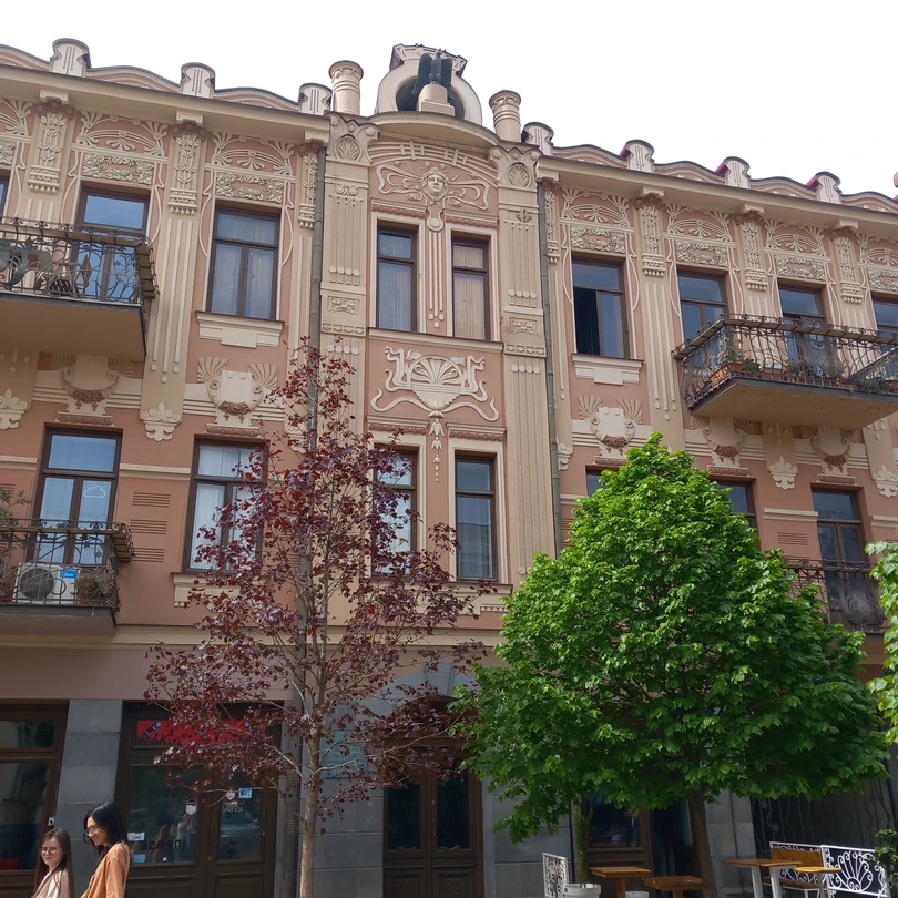 Прекрасное весеннее воскресное утро мы, гости из Санкт-Петербурга янаталия и Юлия, провели на экскурсии в Тбилиси,