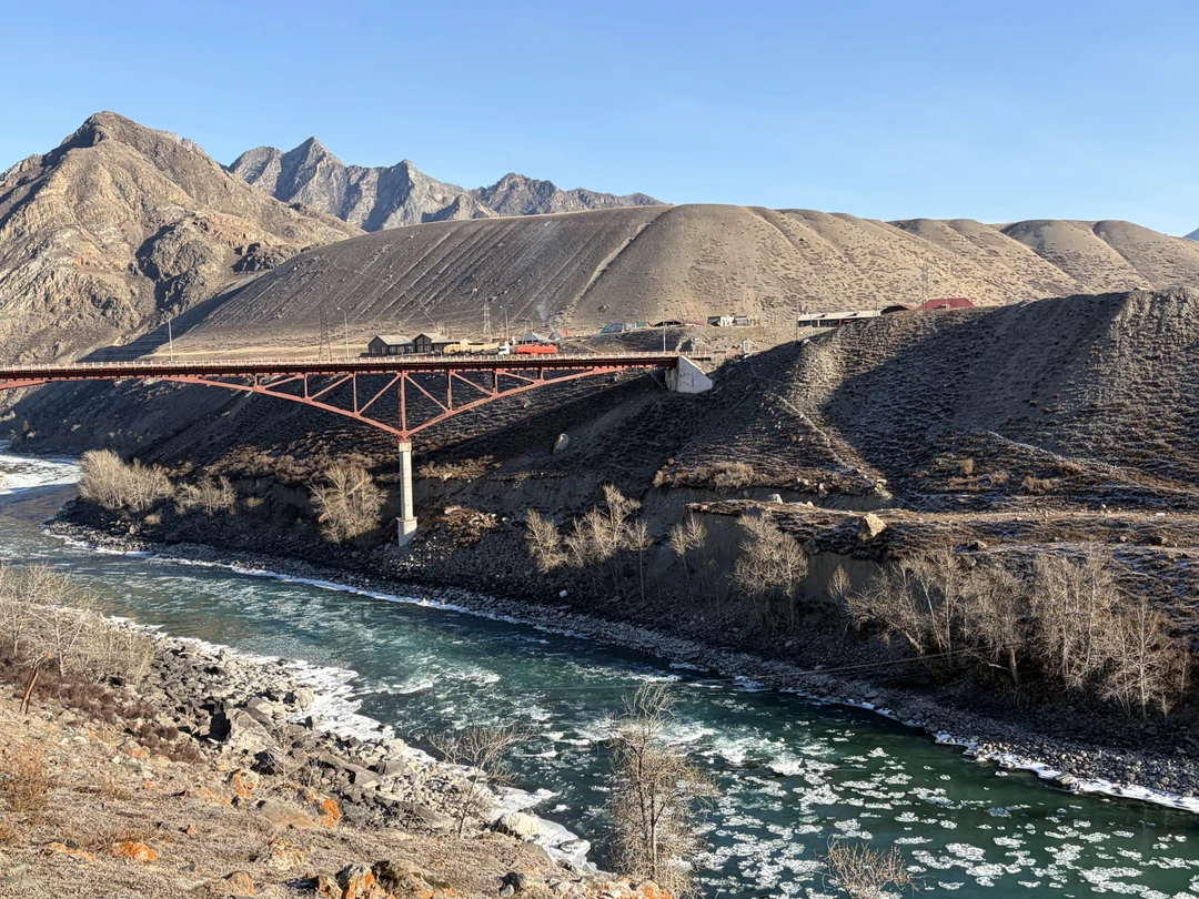 Олег очень интересный рассказчик, отличный водитель, знает интересные локации и лучшие места для фото. Спокойный и