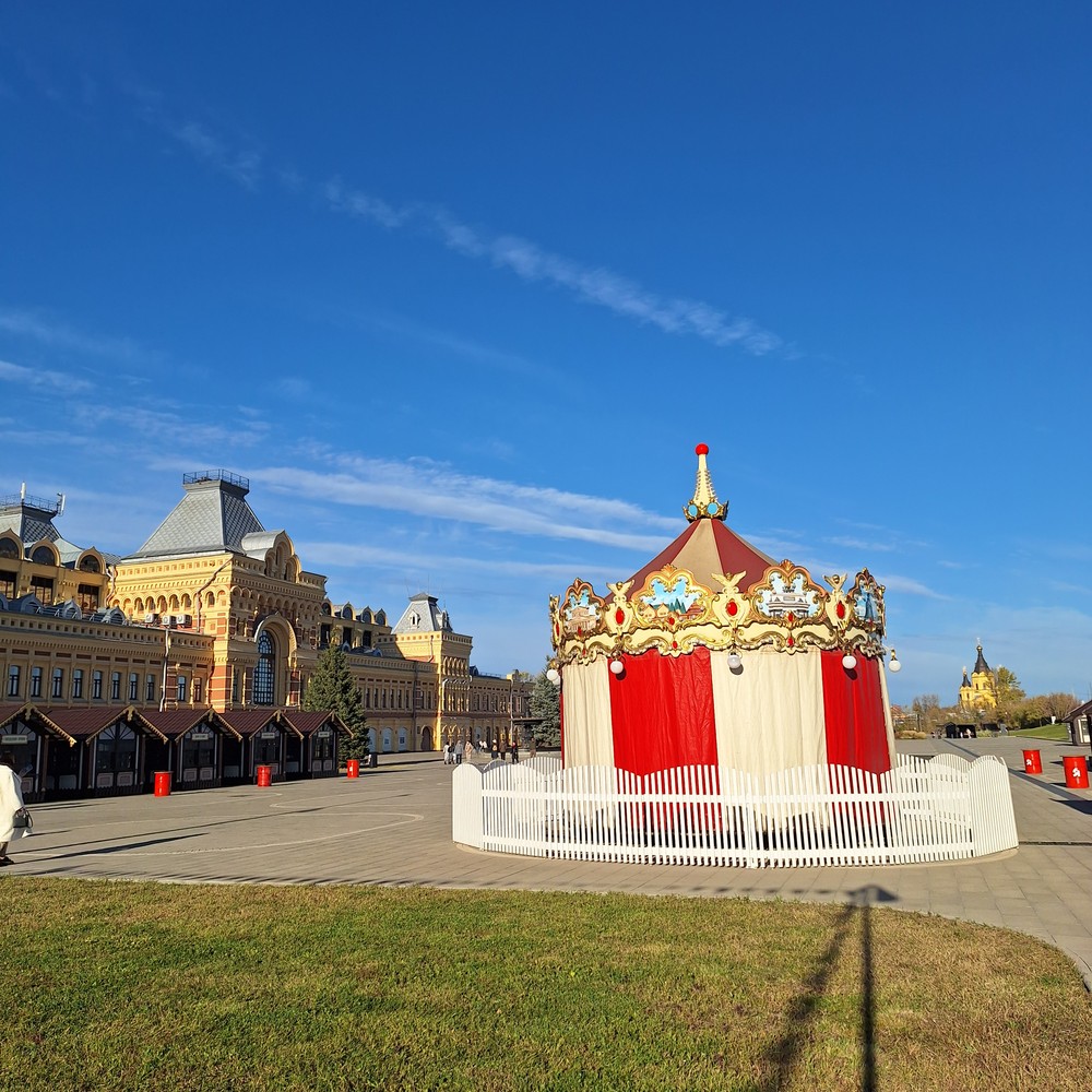 Фото Ярмарка контрастов в Нижнем Новгороде: две грани, два мира, две реки