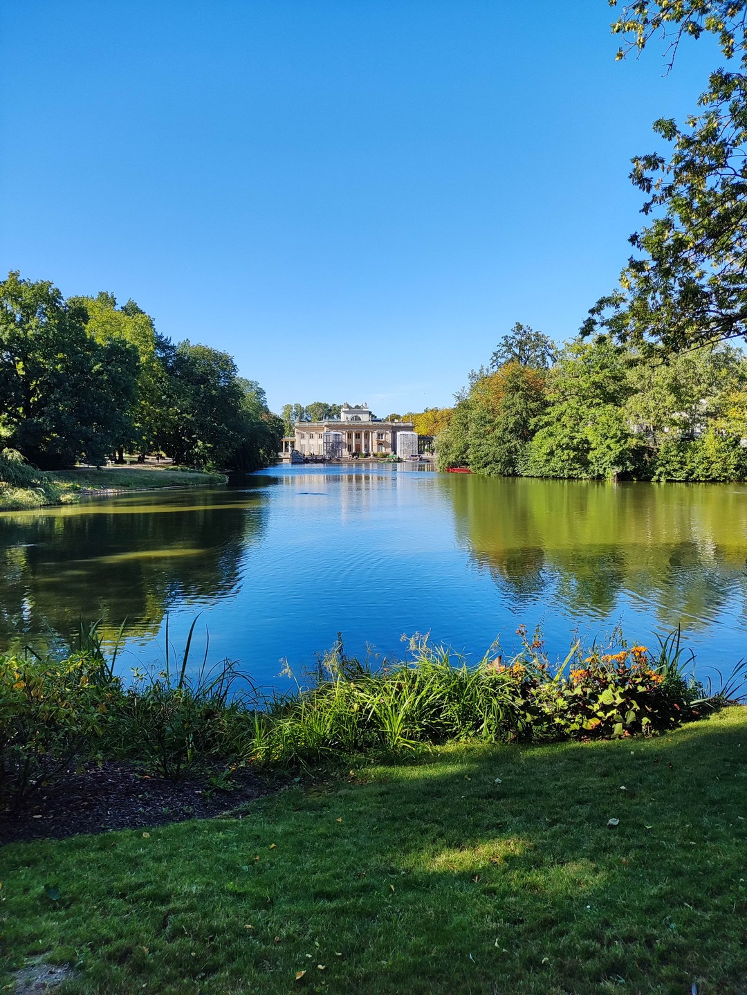 После замечательной и ознакомительной прогулки по- старому городу Варшавы,мы отправились с Яной в путешествие по дворцовой