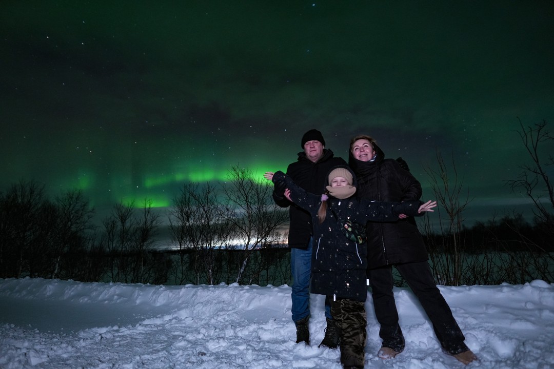 Несмотря на не очень хорошую погоду, был снег и облачно, Николай по своим картам привёз нас
