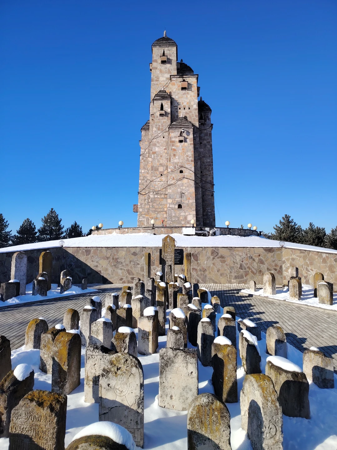 Багауддин отлично владеет информацией о своём регионе. Видно, что человек разбирается в теме. Много читает, анализирует