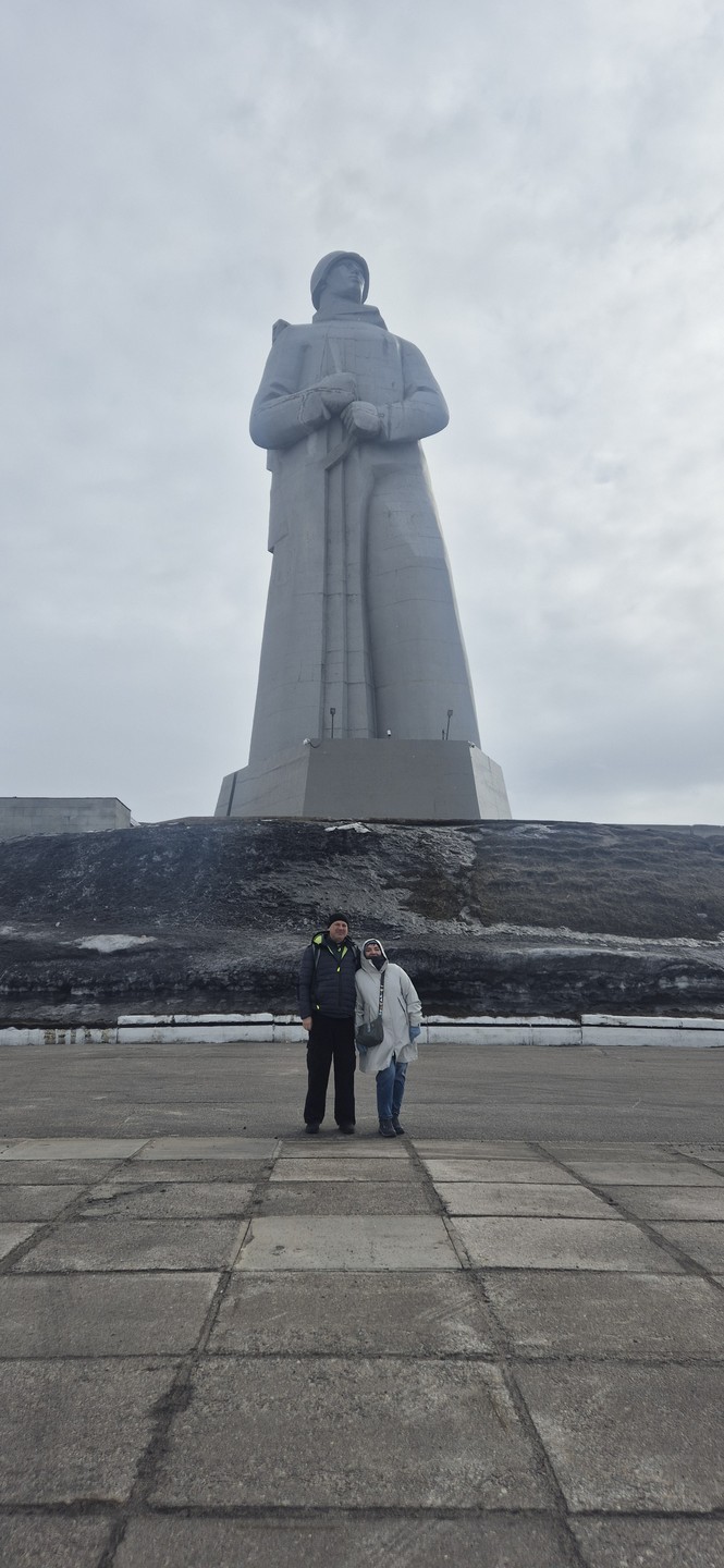 Были с Алексеем в первый день пребывания в Мурманске на экскурсии. Несмотря на жуткий ветродуй на