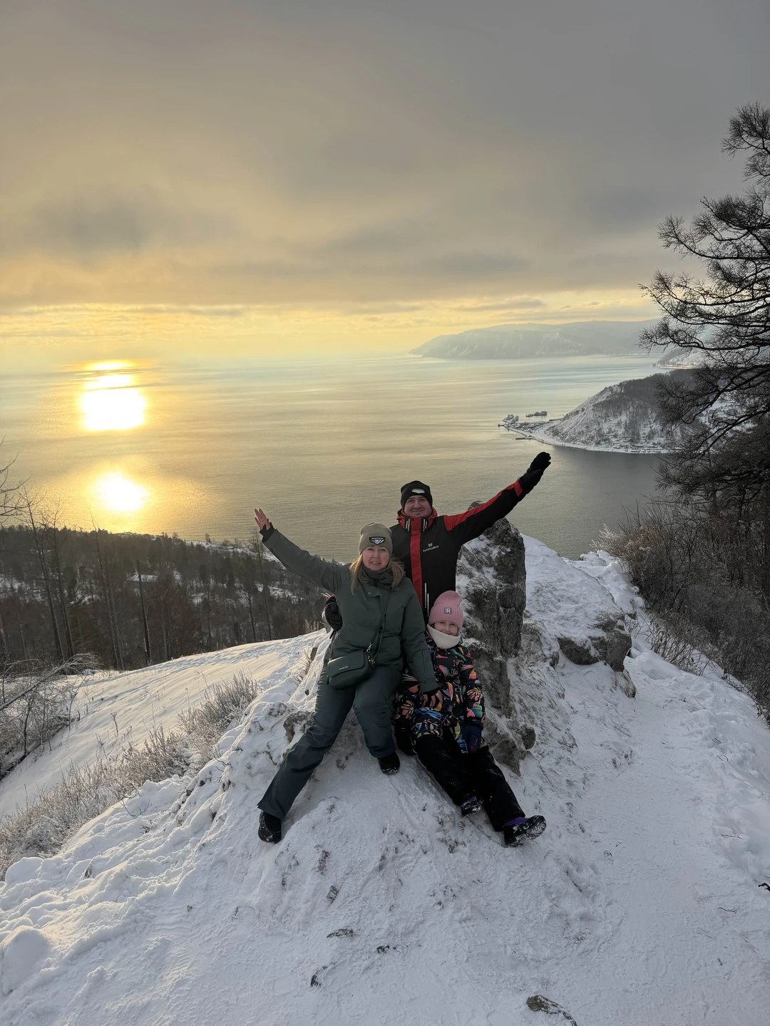 Евгений провел нам отличную экскурсию. Повезло с погодой. Очень познавательно, интересно. Сделали красивые фото. Спасибо огромное 👍