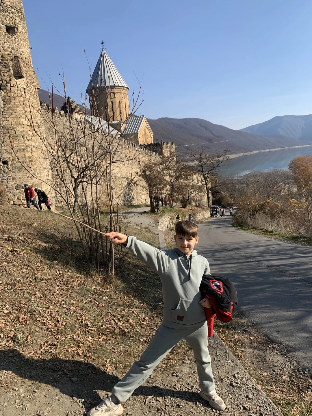 Мы ездили в ноябре с сыном 10 лет, гид Владимир, очень нам понравилась программа, ничего лишнего