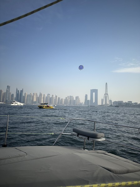 великолепная прогулка под парусом! замечательная организация у ребят - все рассказали, дали инструкции, очень комфортная в