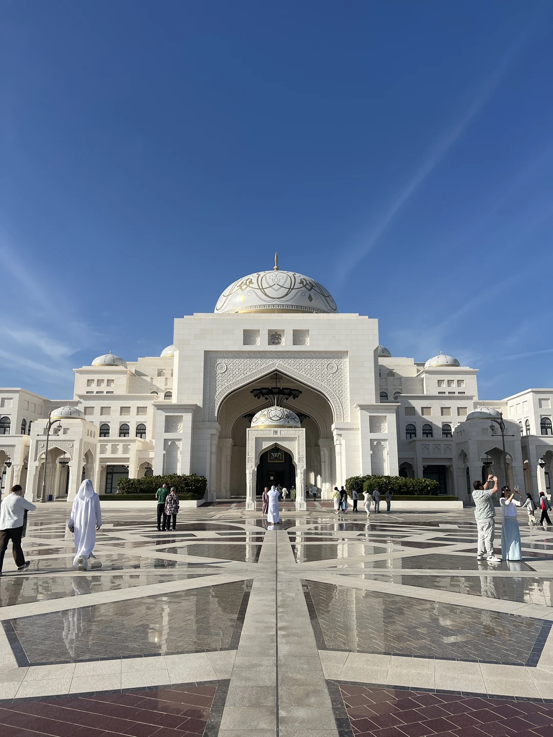 Огромное спасибо Фариду за потрясающую экскурсию! Было очень интересно слушать про Абу-Даби и Эмираты, а викторина
