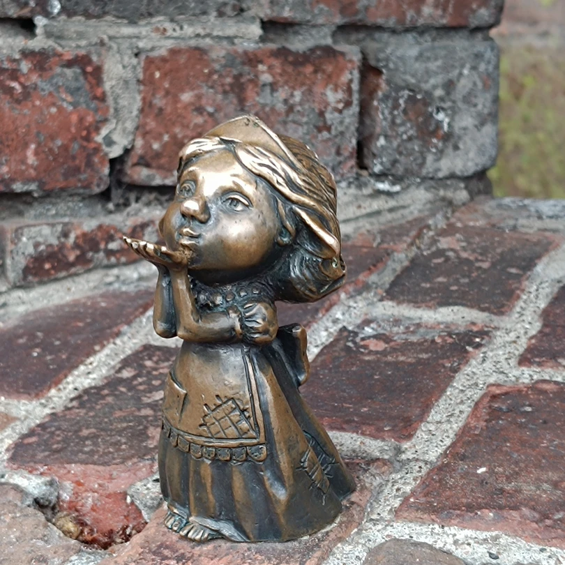 Рекомендую Андрея. Доброжелателен, прекрасное чувство юмора, было интересно. Изюминка экскурсии: музей открытки, где можно увидеть и