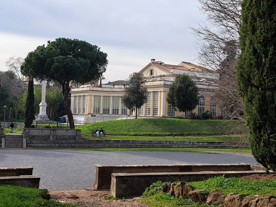 Совершенно завораживающий квартал Джино Коппеде и прекрасная Вилла Торлония с окружающим парком. Нам повезло с погодой