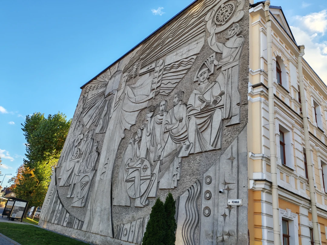 Отличная получилась поездка, гид Анатолий очень интересно и неформально провёл экскурсию, расширив её прогулкой по местам,