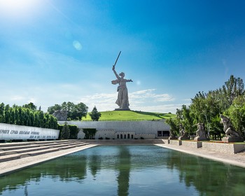 Экскурсия по Волгограду, переезд в Элисту