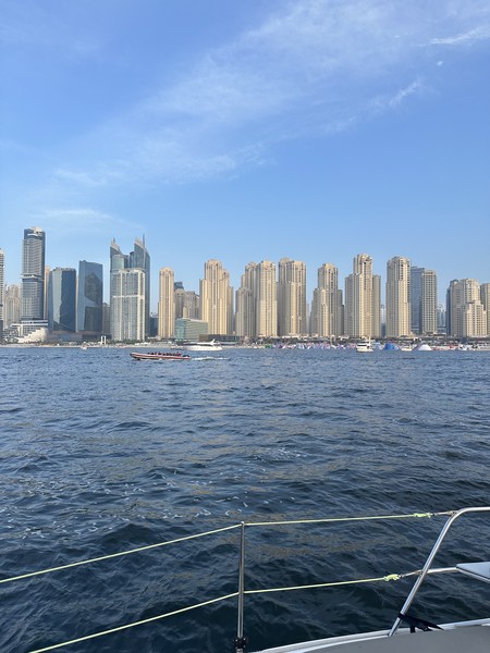 великолепная прогулка под парусом! замечательная организация у ребят - все рассказали, дали инструкции, очень комфортная в