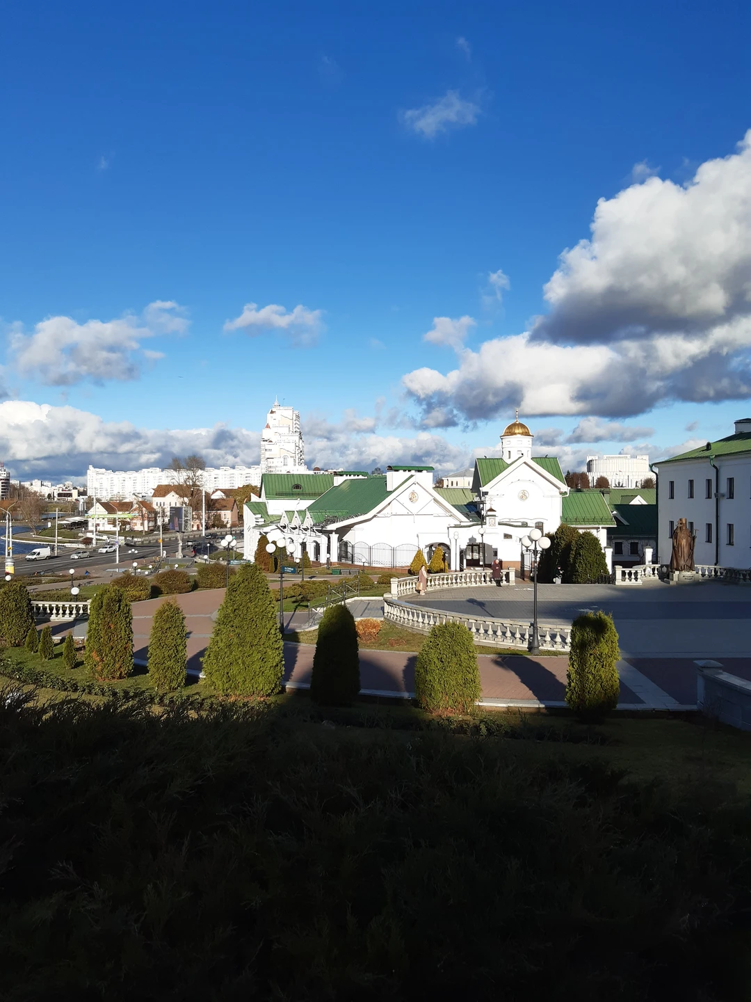 Здравствуйте. Экскурсию проводила Валерия, выпускница Исторического факультета ГБУ. Молодая по возрасту, но профессионально сформировавшийся специалист. Отмечу