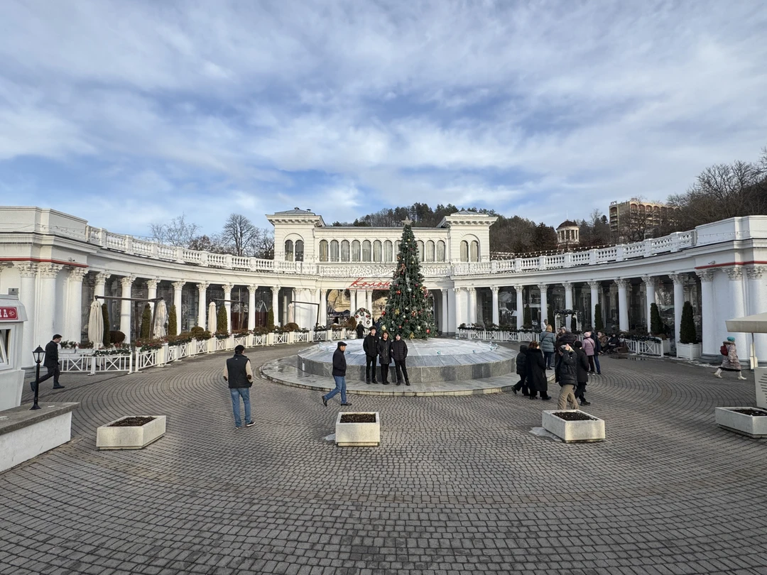 Экскурсовод Нина Юрьевна провела нам индивидуальный рассказ (так получилось) обо всех основных достопримечательностях Кисловодска на высшем