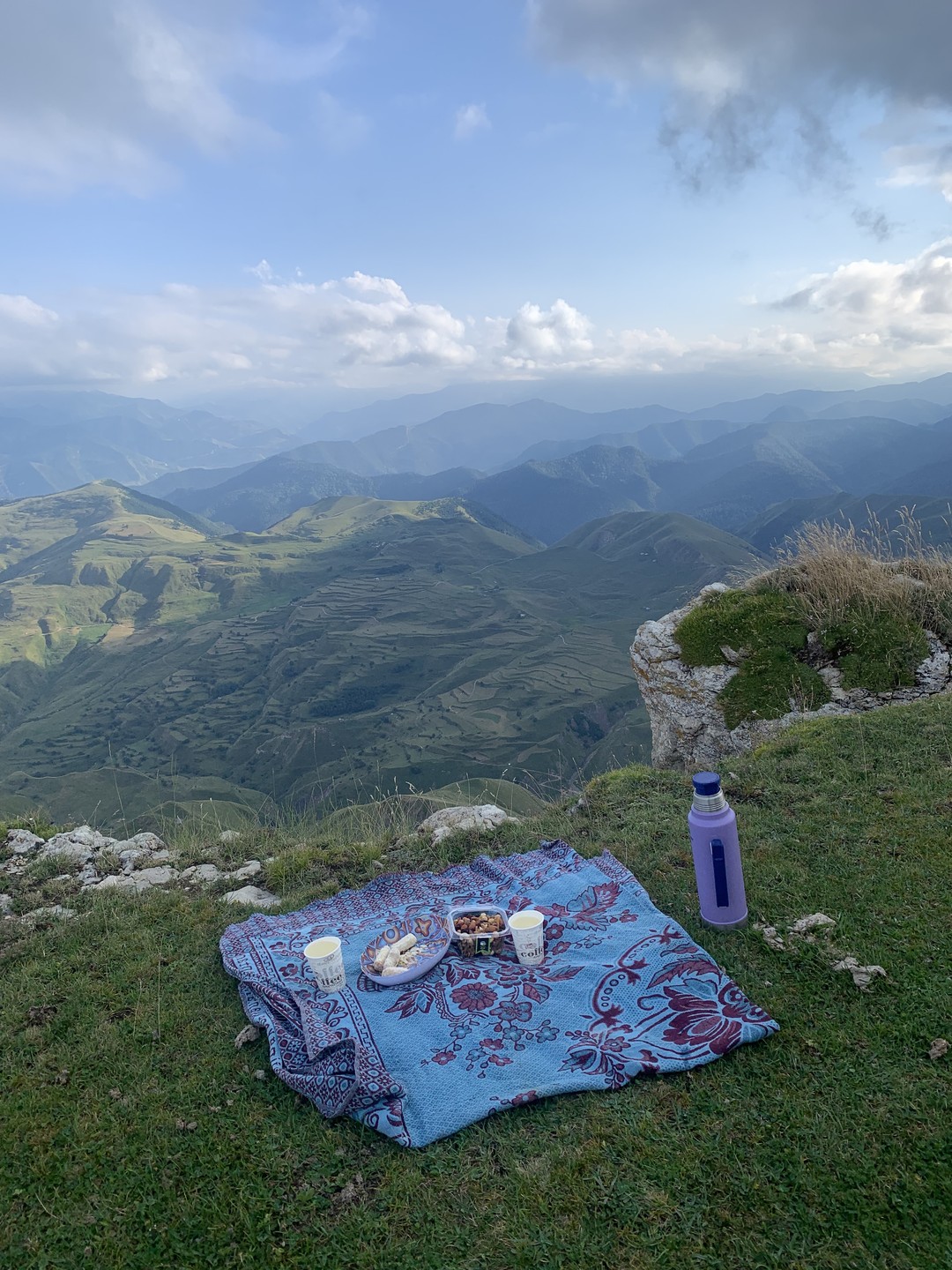 Огонь, самые потрясающие виды. Накормили перед подъемом в Гунибе,подают больше еды, чем нужно 😀ооочень вкусно. Берите