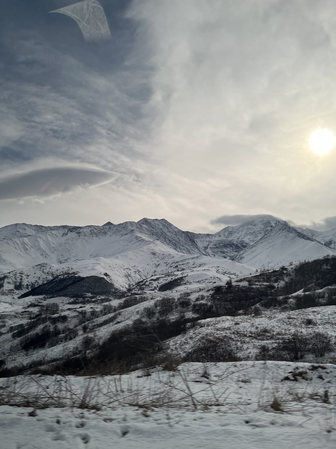 Ездили в Осетию с экскурсоводом Николаем, забрал нас вовремя, пока ехали забирать других участников, он рассказывал