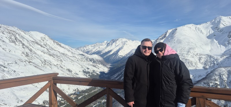 Потрясающий гид Борис! Общительный, вежливый, добрый. Объездили очень много локаций,все показывал и рассказывал. Угошал нас вкусняшками