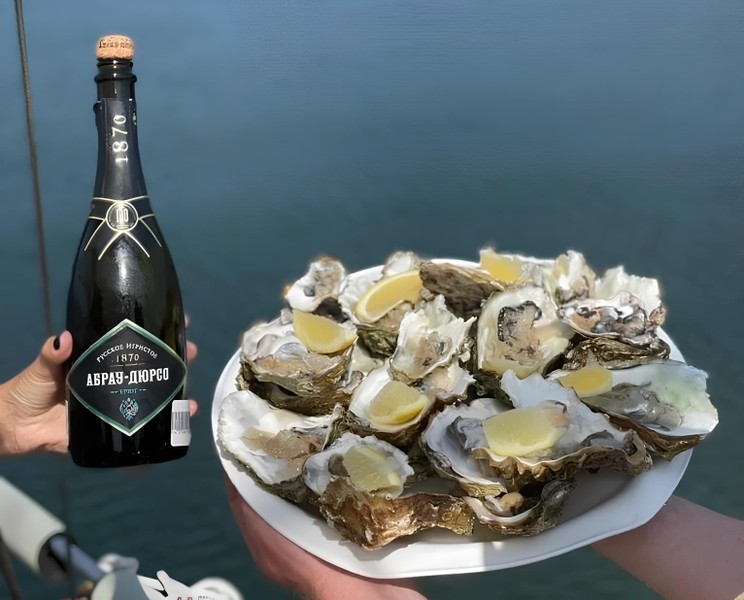 По волнам Японского моря на яхте с маской, сапом и деликатесами