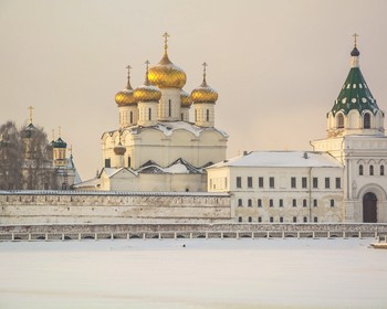 Экскурсия по Костроме и Ярославлю и интерактивная программа «Кушать подано»