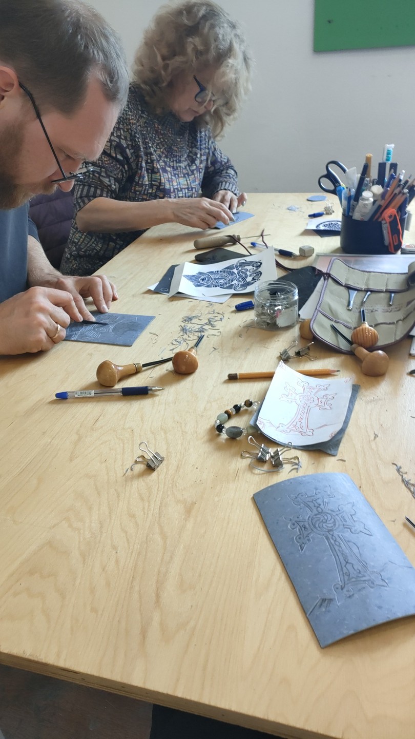 Отличный и необычный мастер-класс. Впервые на таком, и нас очень понравилось. Ещё и открытки себе сделали