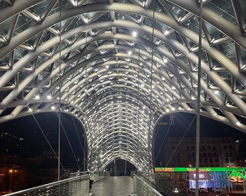 Экскурсия по Тбилиси: крепость Нарикала, серные бани, мост Мира