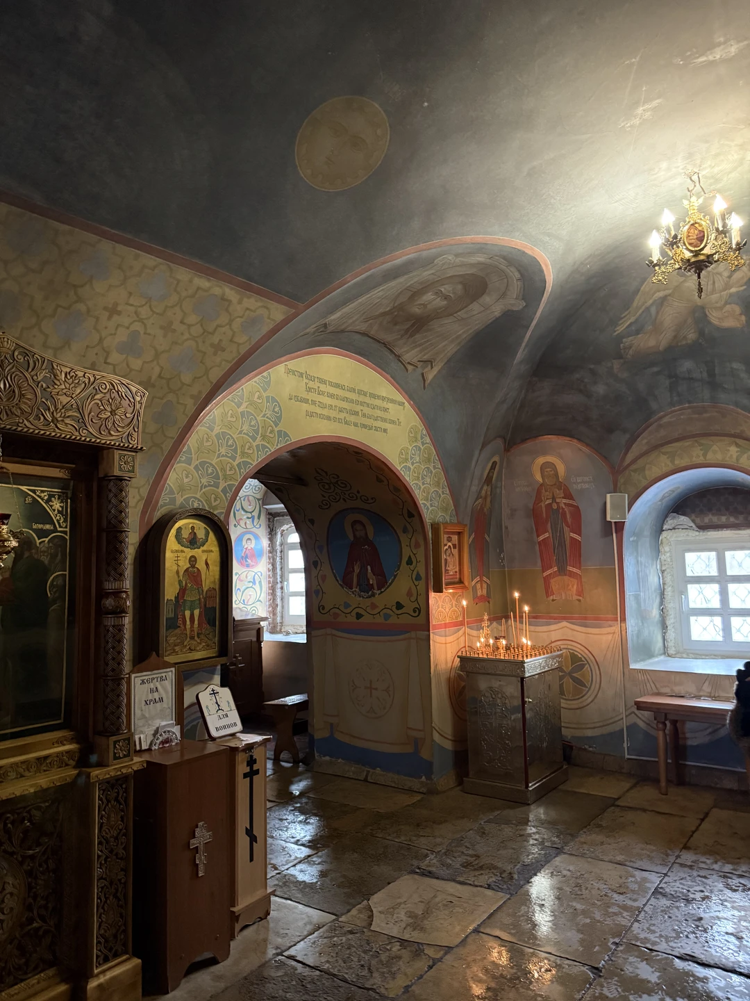 Денис, профессиональный гид! Мы коренные жители, которые плохо знакомы со своим родным городом. Было очень интересно