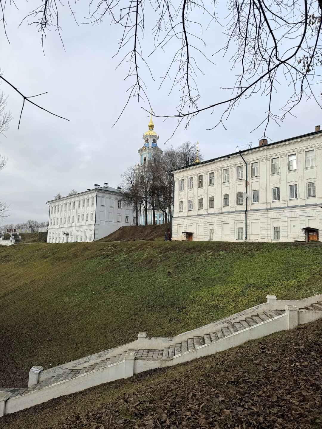 Очень интересная и веселая экскурсия, Алексей рассказал нам много интересных историй про город, провел по многим