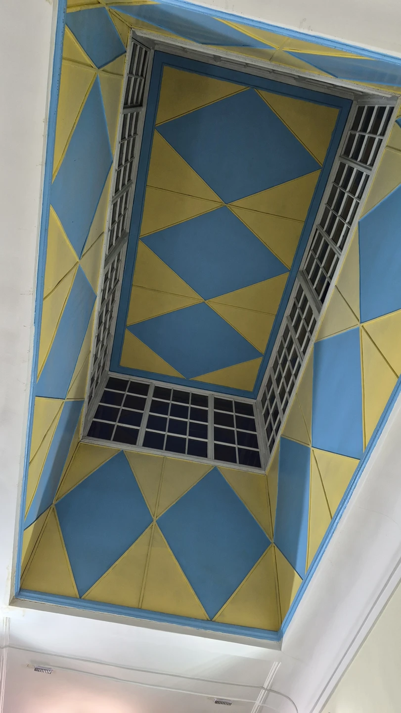 Очаровательный экскурсовод, которая очень любит свой город, прекрасно с любопытством рассказывает о нем