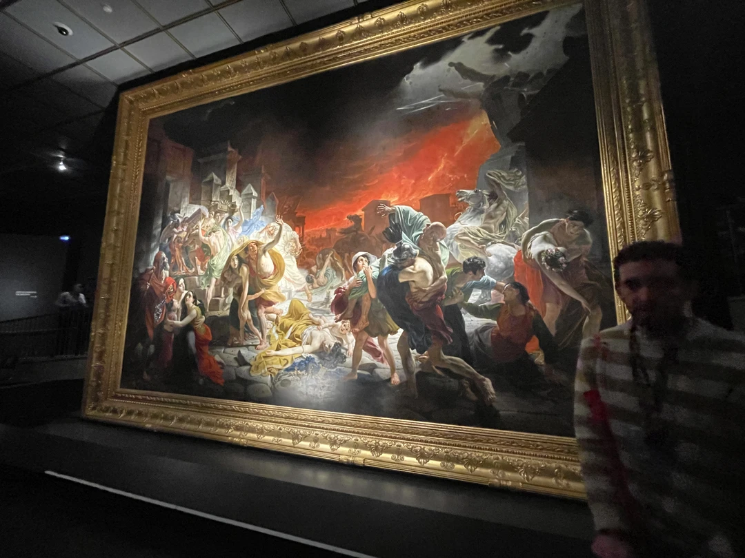 Никита- потрясающий гид! Не спешный, внимательный, подбирает точные описания к каждому сюжету:)