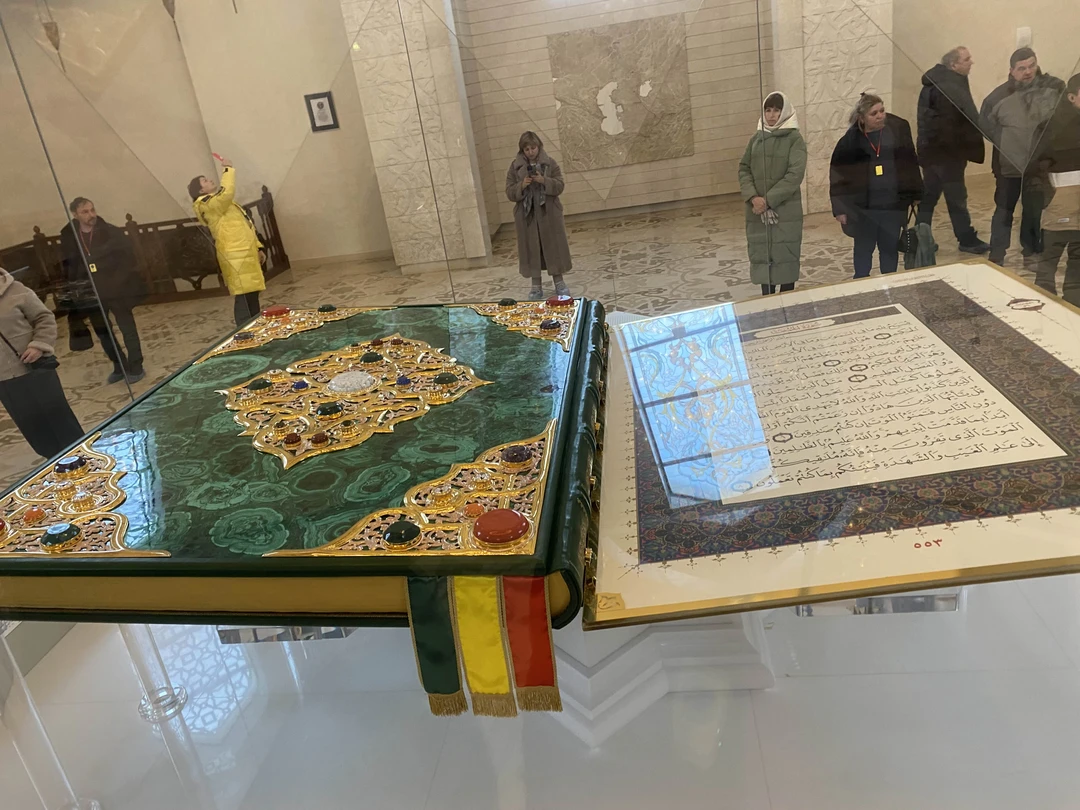 Всё идеально. Даже снежная метель нисколько не омрачила настроение, никто не замерз. Питание в столовой отличное