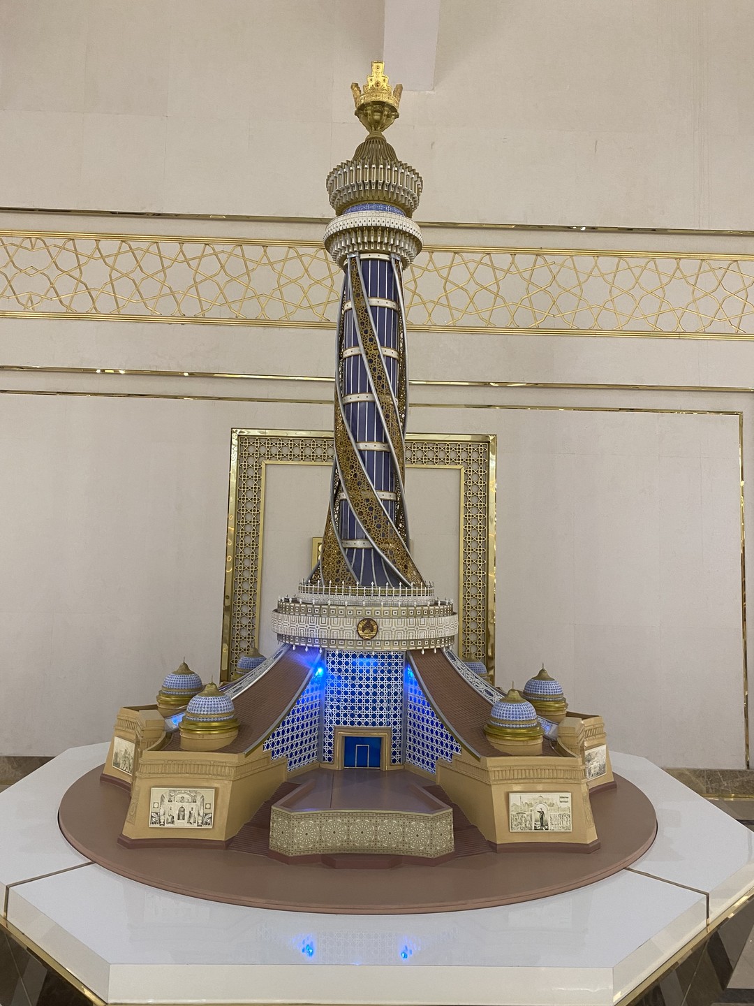 Экскурсию проводила гид Дилноза, я впечатлилась от ее рассказов, что захотелось дальше узнавать историю и достопримечательности