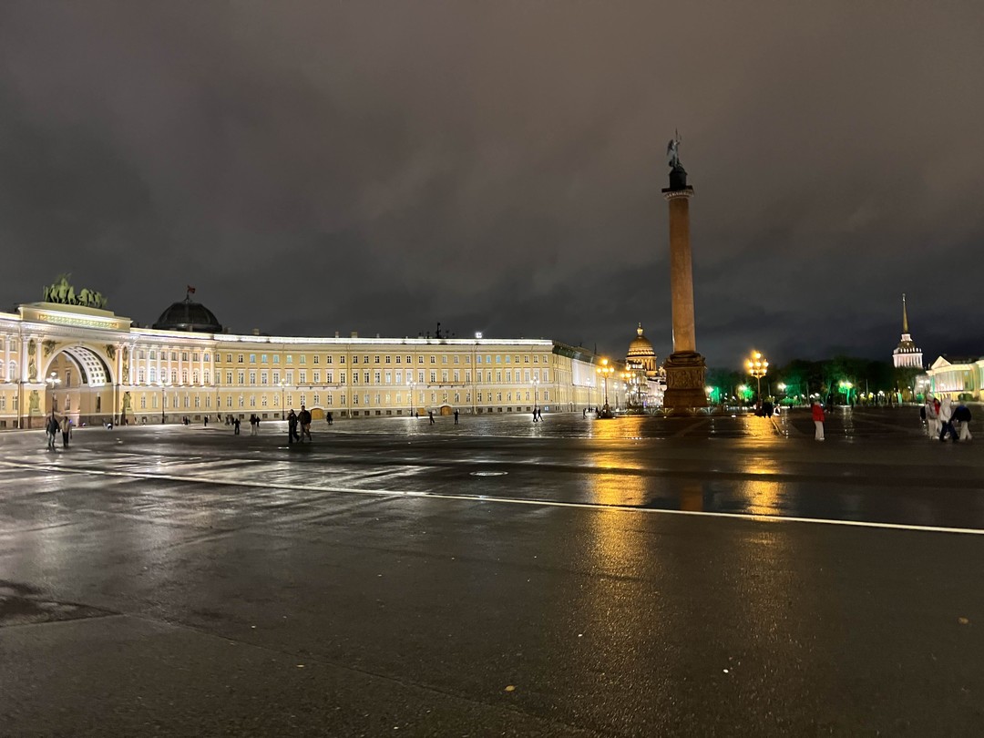 Не смотря на дождливую погоду, провели время с удовольствием. Нашим гидом был Александр Е. Рассказал много