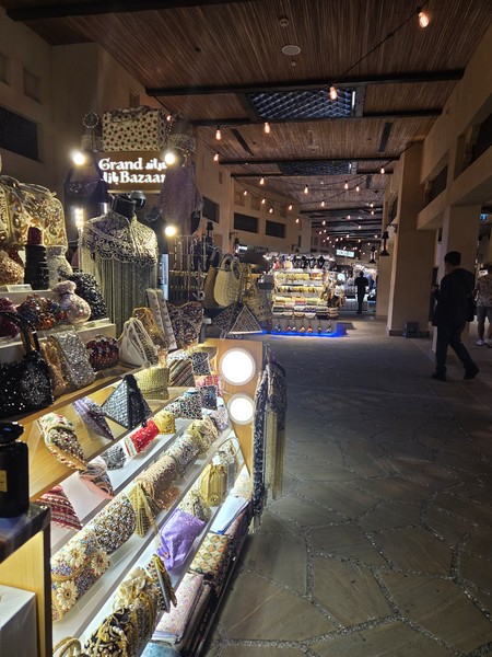 Миразиз прекрасный гид и очень хороший человек. Очень много показал, рассказал, нам с супругом очень понравилось😍. Всем рекомендую!!!