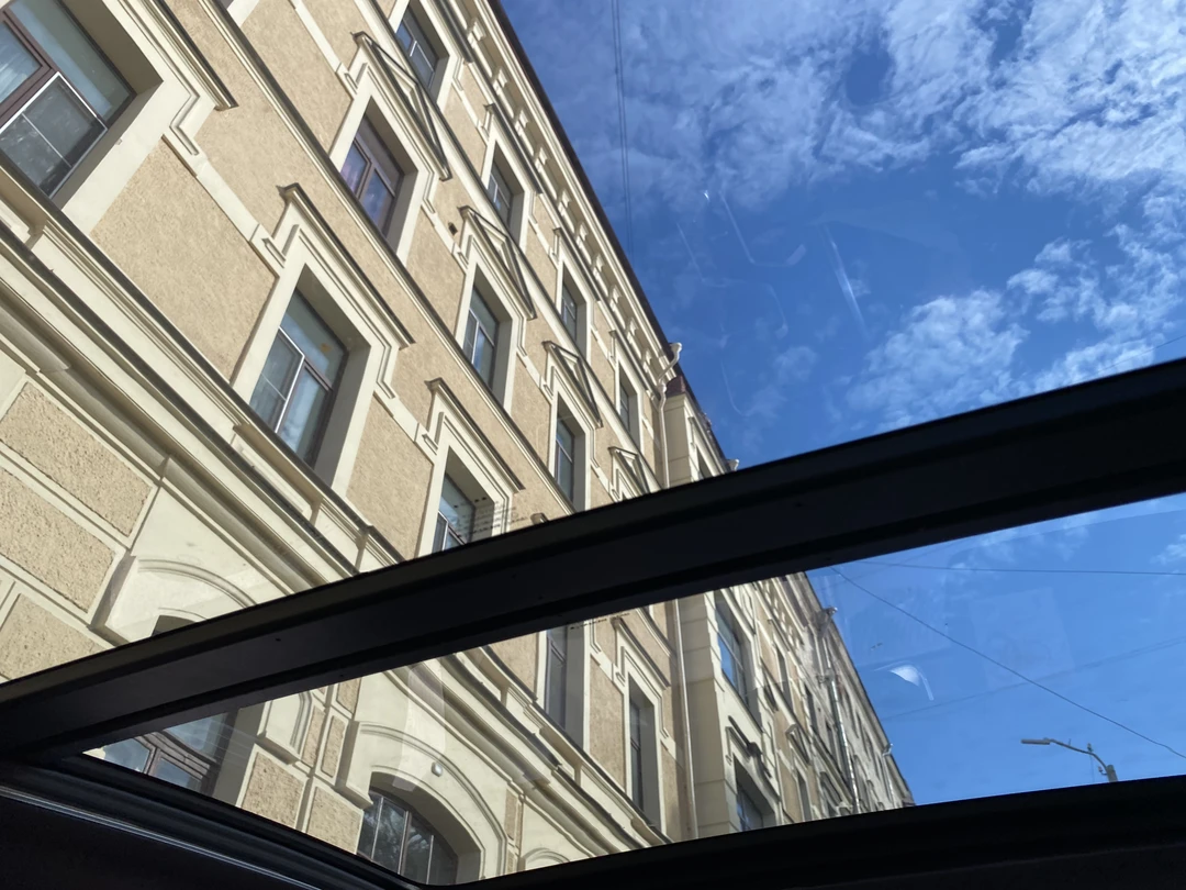 Интересный рассказчик, с добавлением медиа: музыкой, старыми фотографиями, планами, схемами - очень впечатлило и понравилось. Экскурсия