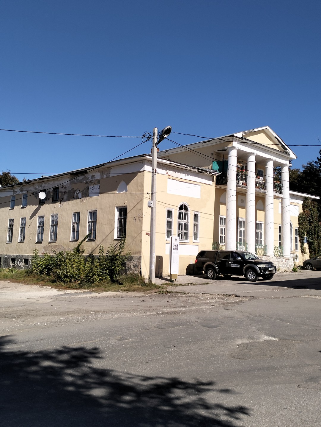 Анастасия приятный гид. Она знает историю города, доступно рассказывает, но ей конечно надо набраться опыта. Может