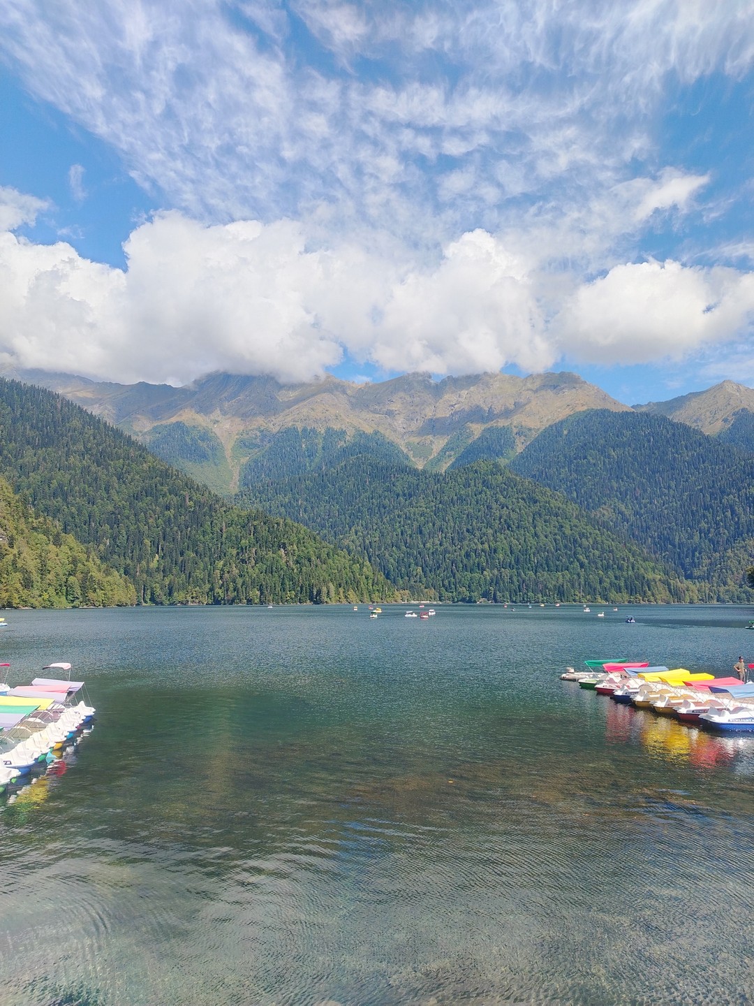 Очень понравилась поездка на озеро Рица. Наш водитель и экскурсовод Даниэль, рассказал нам много из истории
