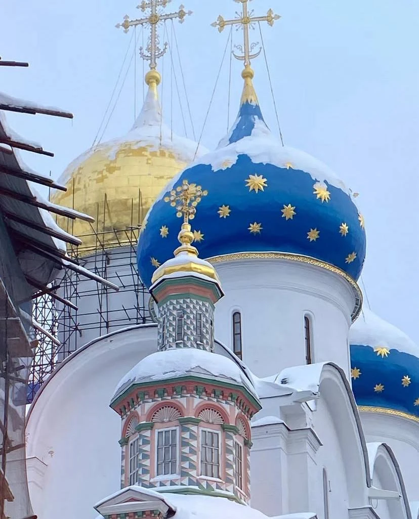 Наша взрослая семейная группа из четырех человек давно мечтала отметить новогодние праздники вместе, поэтому возникла идея