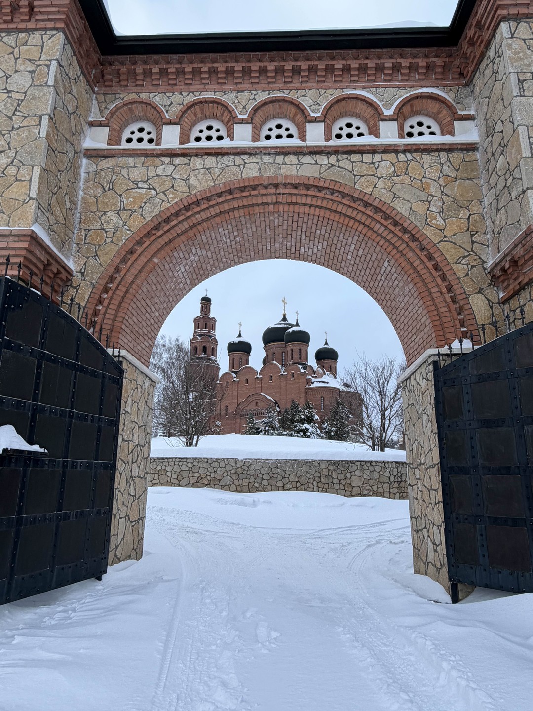 Огромное спасибо Елене за проведенную экскурсию! Интересный рассказчик, опытный водитель! Даже зимой Елена нам интересно показала