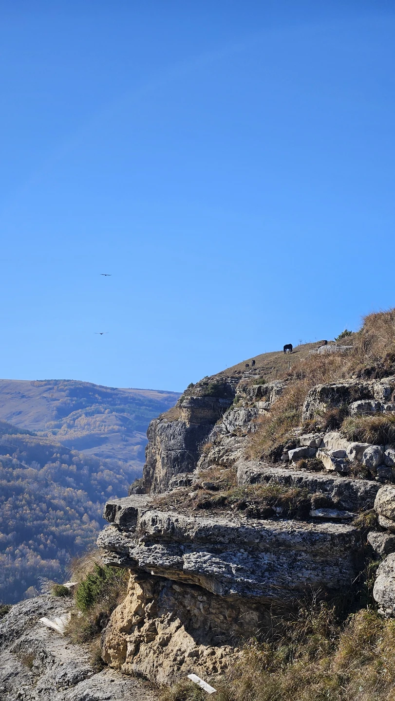 Прекрасные виды! Спасибо Дмитрию! Маршрут супер. Сами бы никогда не добрались до таких красот. В действительности лучше чем на фото