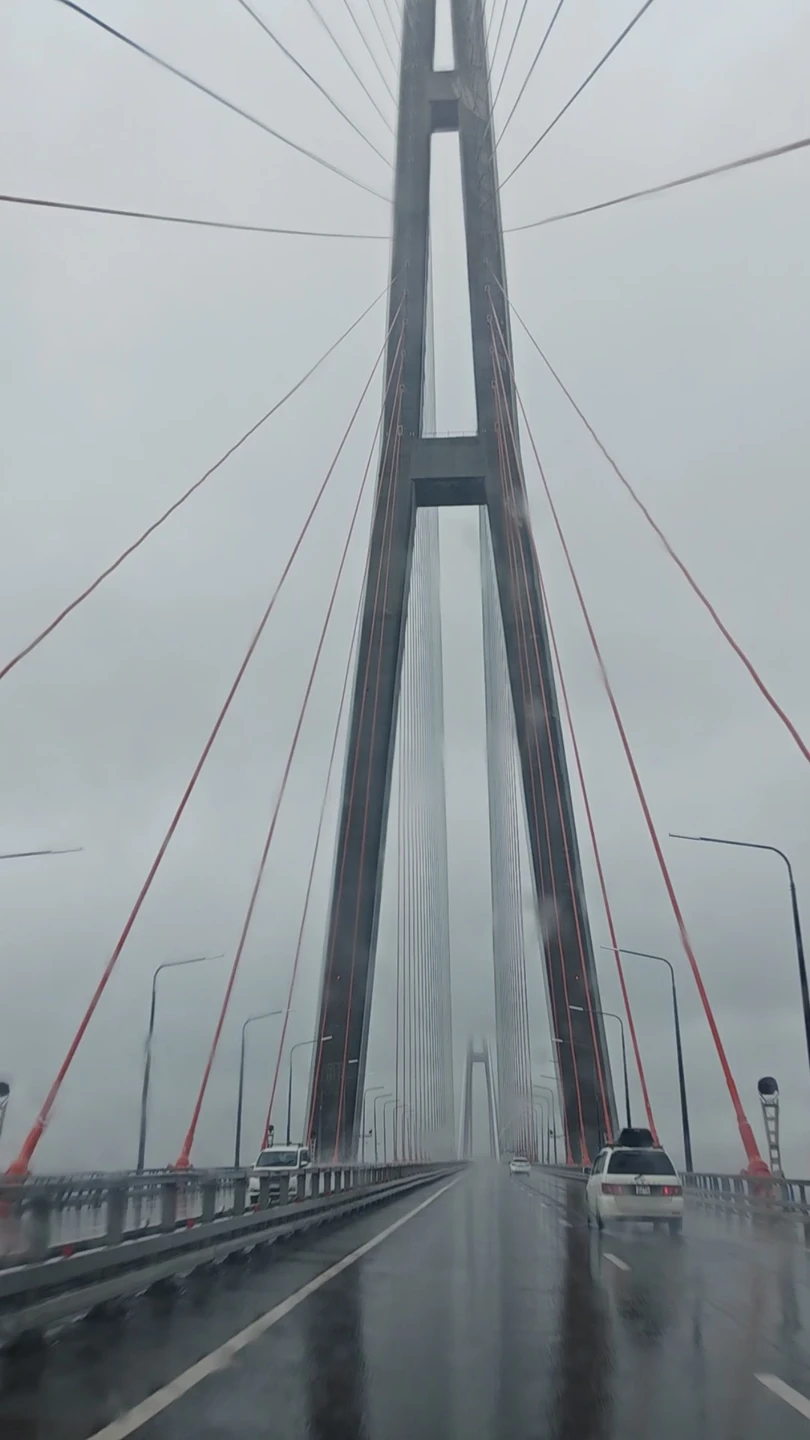 Не смотря на сильный дождь, иногда переходящий в сплошной ливень, поездка из аэропорта во Владивосток моё настроение не испортила)))