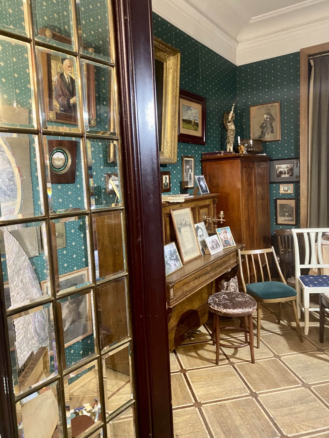 По-настоящему сходили в гости! Переобулись в тапочки, хозяйка интересно рассказывала о членах большой семьи Бенуа, в